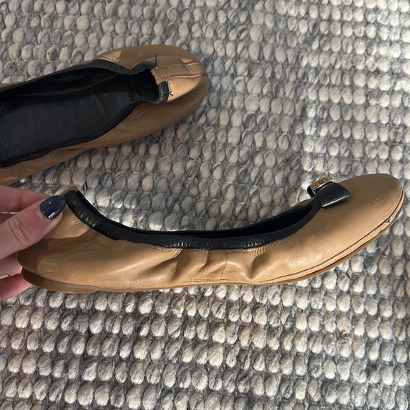 Tory Burch sz 9
Eddie Logo Bow Two-Tone Ballerina Flat, Clay Beige/Black - Picture 3 of 9